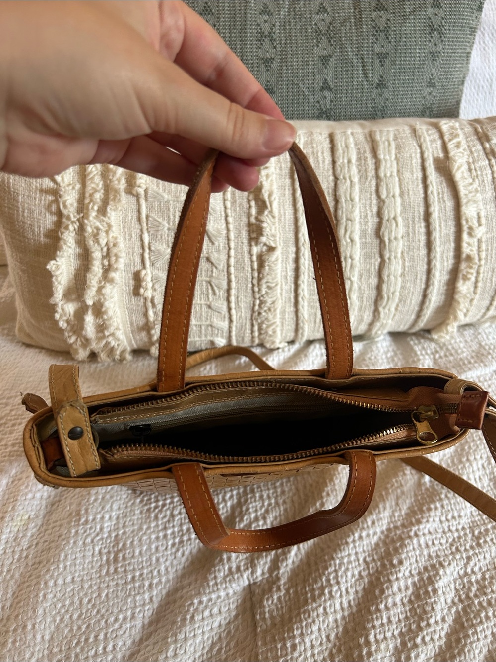 Uashmama - Woven Leather Shoulder Bag in Camel Brown - Picture 6 of 8